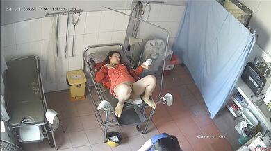 2024-4月新流出❤️黑客破解乡镇卫生院妇产科监控摄像头偷拍❤️孕妇这的医生牛叉穿着便衣就敢手术 (20)