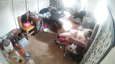 《办公楼监控破解》偷窥中年老板和女助理多次在办公室啪啪 (1)