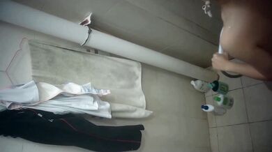 屌丝男给女同学修电脑利用上厕所在卫生间偷装摄像头偷拍她洗澡貌似身材还可以哈