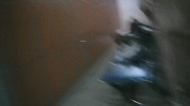 十一月最新流出大神潜入水上乐园更衣室偷拍泳客更换泳衣黑色文胸冷酷美女逼毛浓密性感