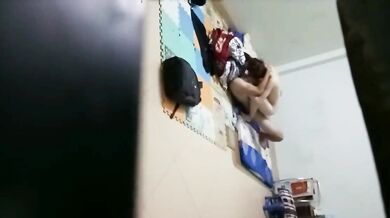 偷拍牛人门缝窗外偷拍刺激偷拍多位隔壁 情侣做爱换衣服合集 (3)